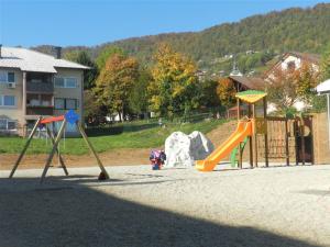 Otvoritev povezovalne ceste in avtobusnega postajališča pri Osnovni šoli Semič 11